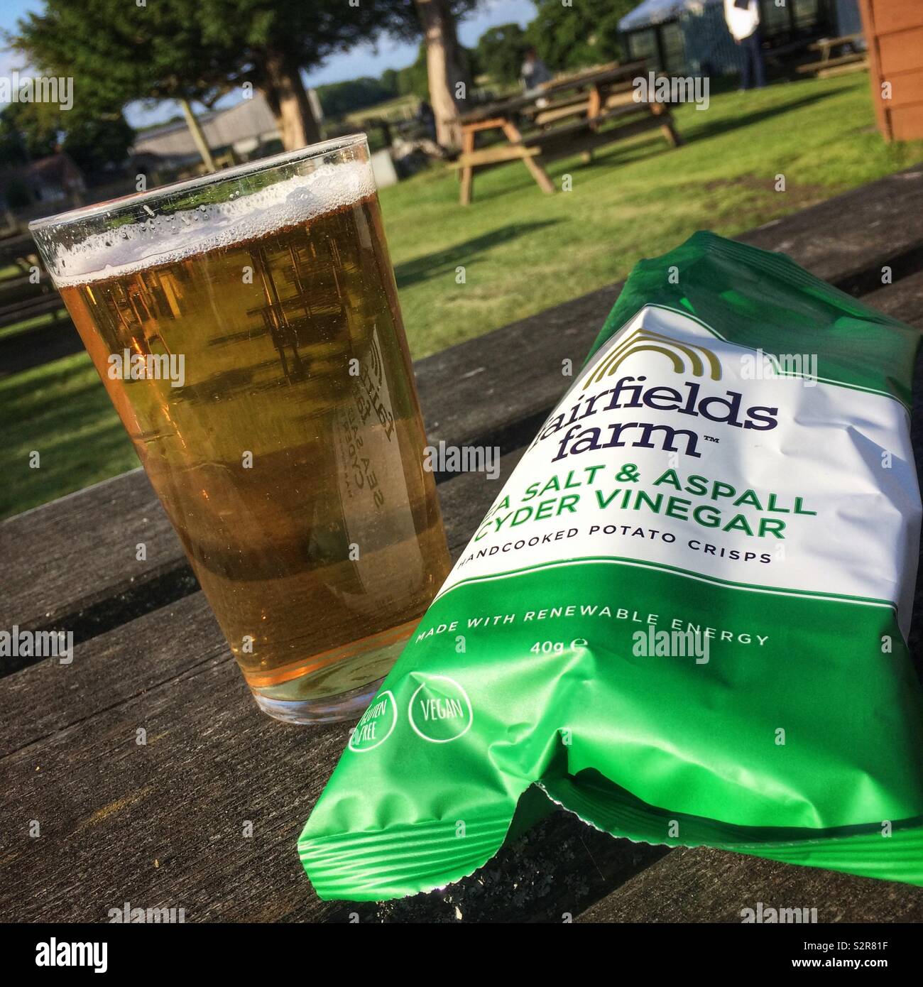Bier und Chips Stockfoto