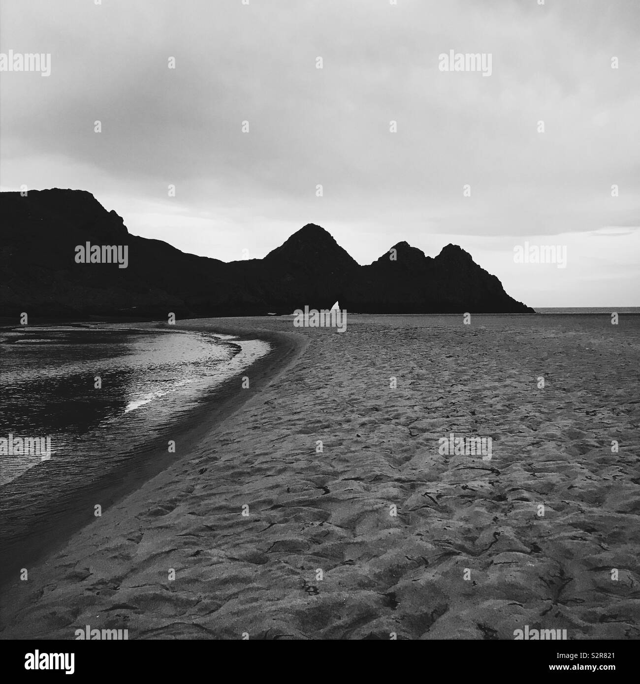 Three Cliffs Bay mit dem Fluss Stockfoto