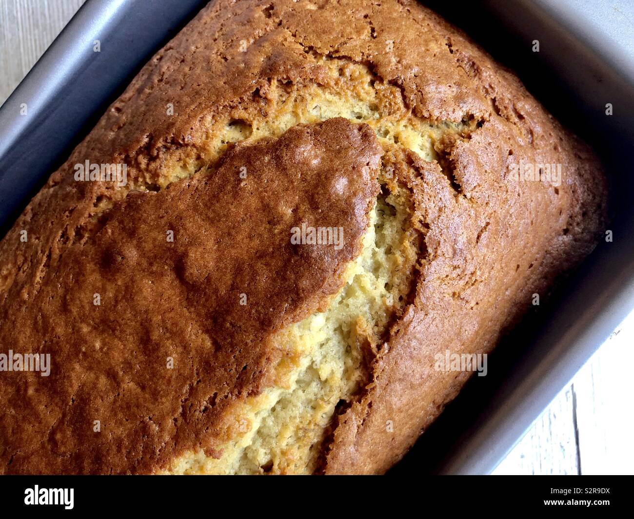 Laib frisch gebackene Banane Brot in einer Pfanne - Smartphone-aufgenommenes Stockfoto