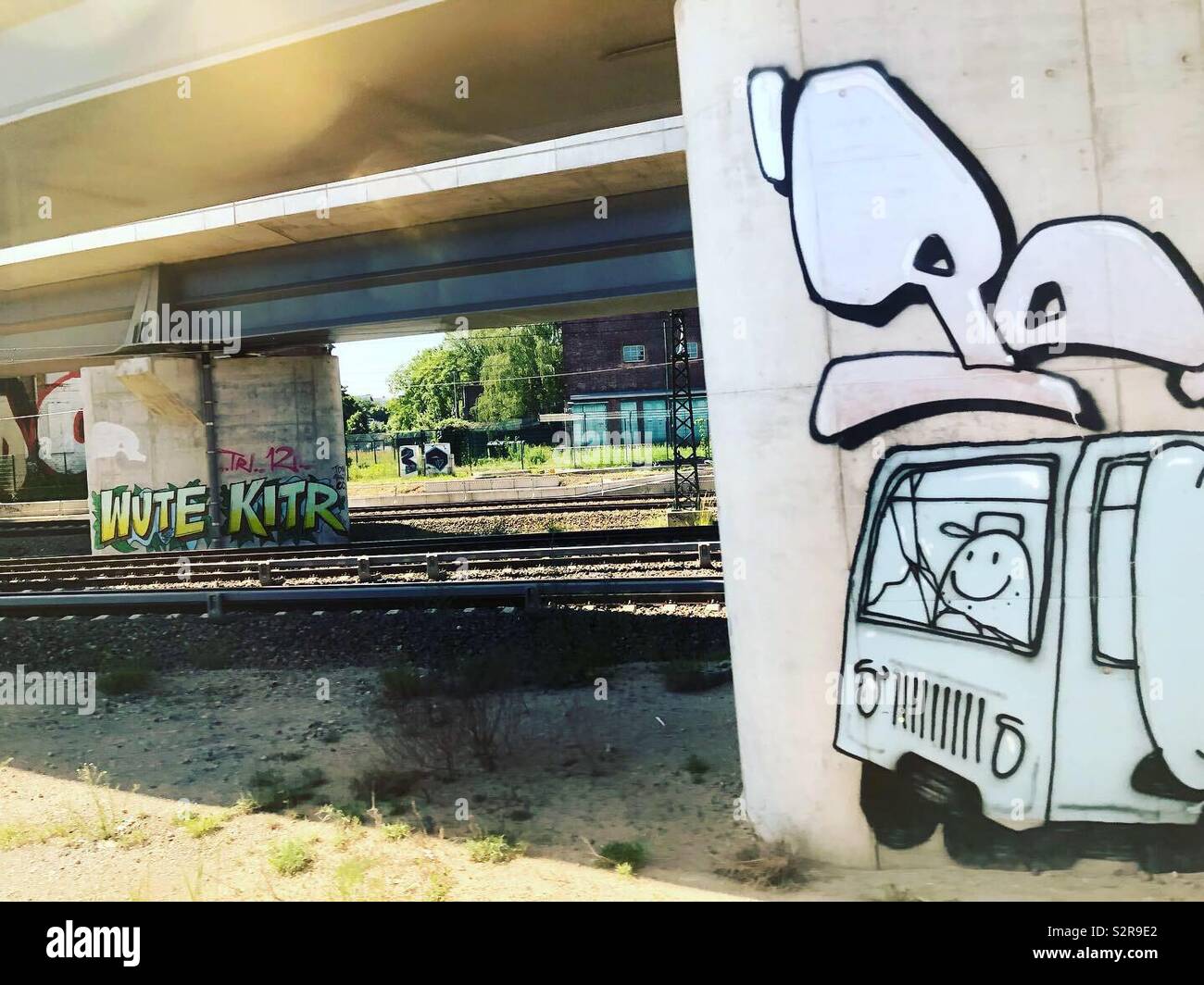 Graffiti auf Schienen Berlin Stockfoto