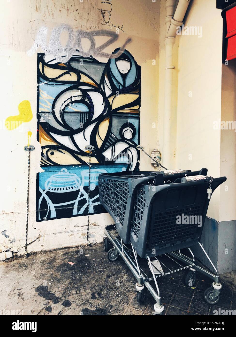 Wandbild und des Shopping Carts in Paris. - Smartphone-aufgenommenes Stockfoto