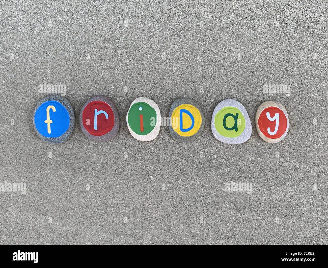 Freitag Text mit farbigen Kiesel - Smartphone-aufgenommenes Stockfoto