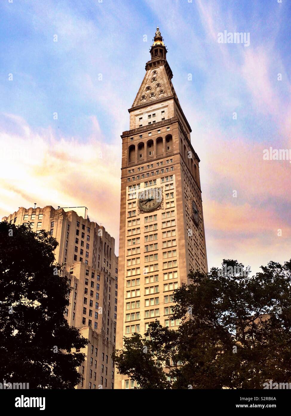 Schreibtisch Schoß des einen Madison, MetLife Turm gegenüber vom Madison Square, Park am 23 St. in Midtown Manhattan, New York City, USA - Smartphone-aufgenommenes Stockfoto