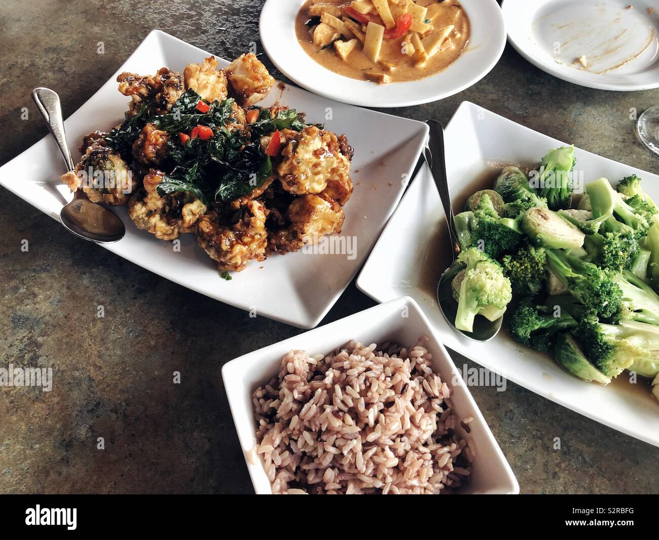 Eine Leckere vegane Mahlzeit auf dem Tisch Stockfoto