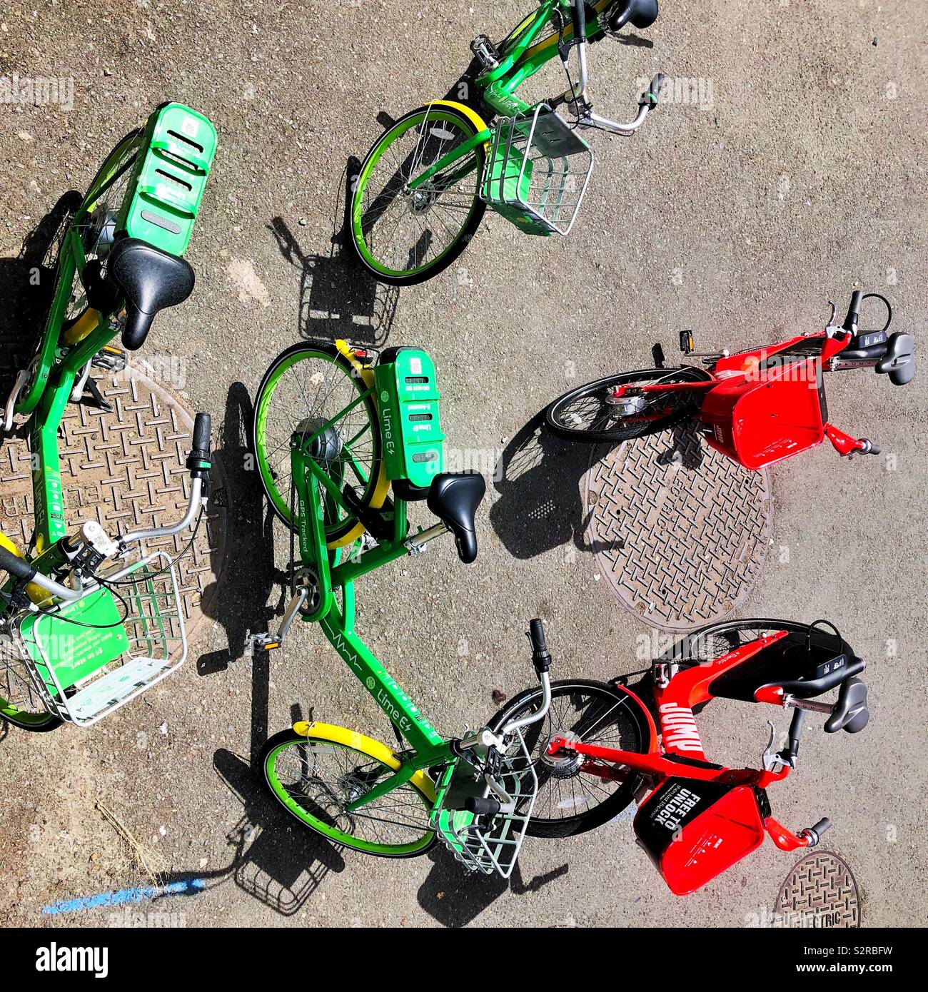 Rideshare Fahrräder in Seattle warten auf die Fahrer Stockfoto