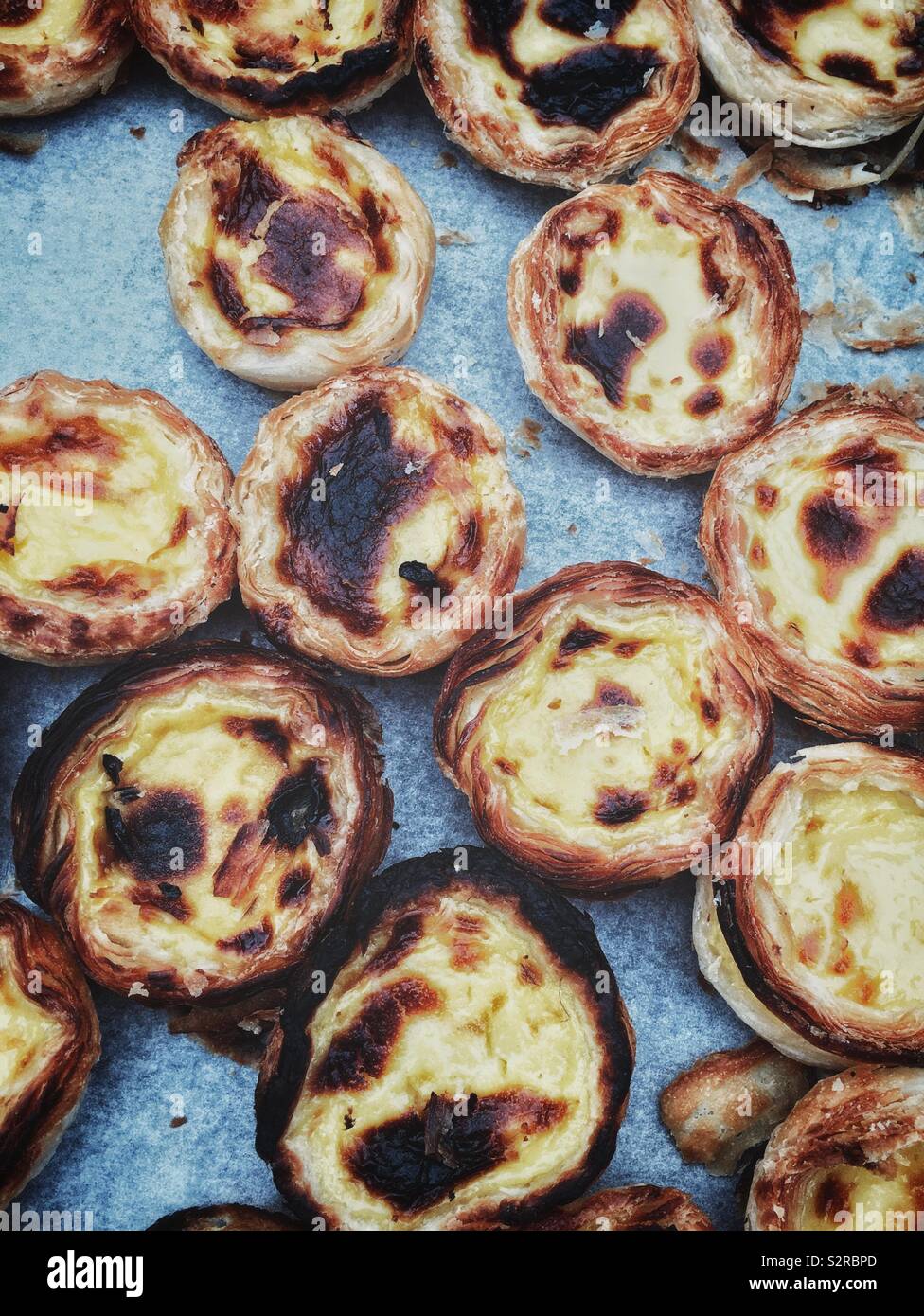 Nahaufnahme von einem Fach der Portugiesischen Pudding. Stockfoto