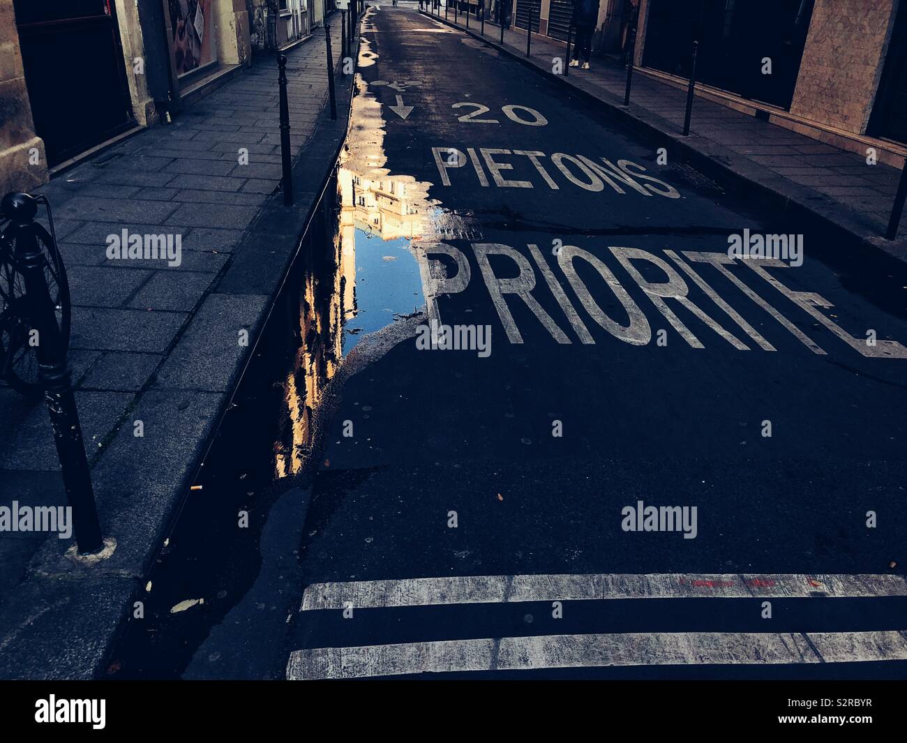 Wohnstraße im Marais Viertel in Paris. - Smartphone-aufgenommenes Stockfoto
