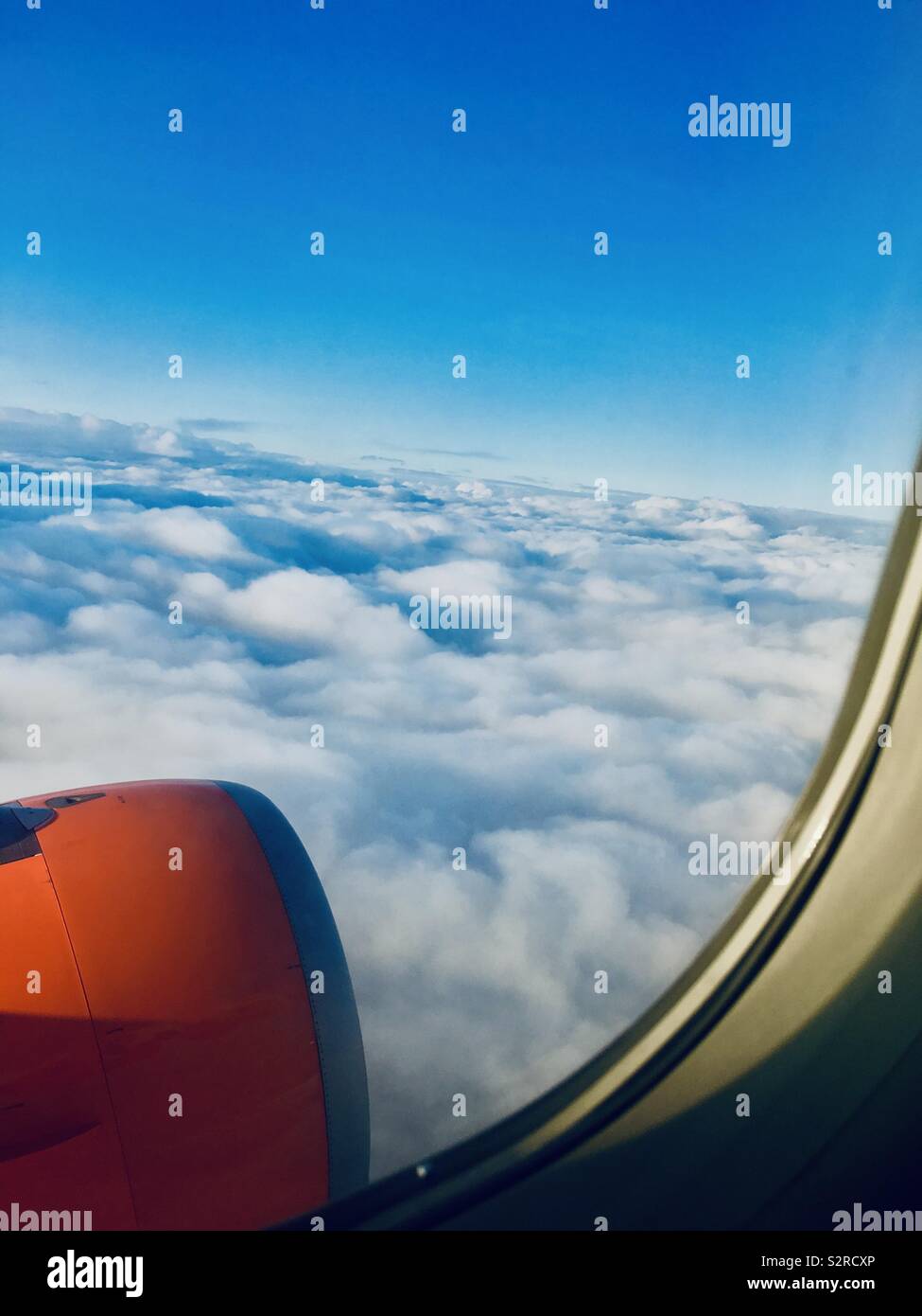 Blick auf die Wolken aus dem Flugzeug Stockfoto