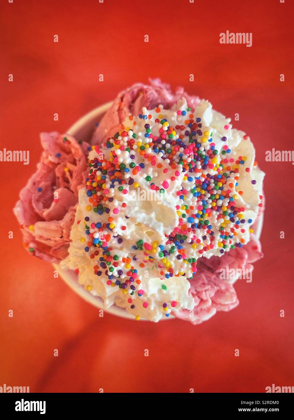 Gerollt Erdbeereis mit Sahne und Streusel - Smartphone-aufgenommenes Stockfoto