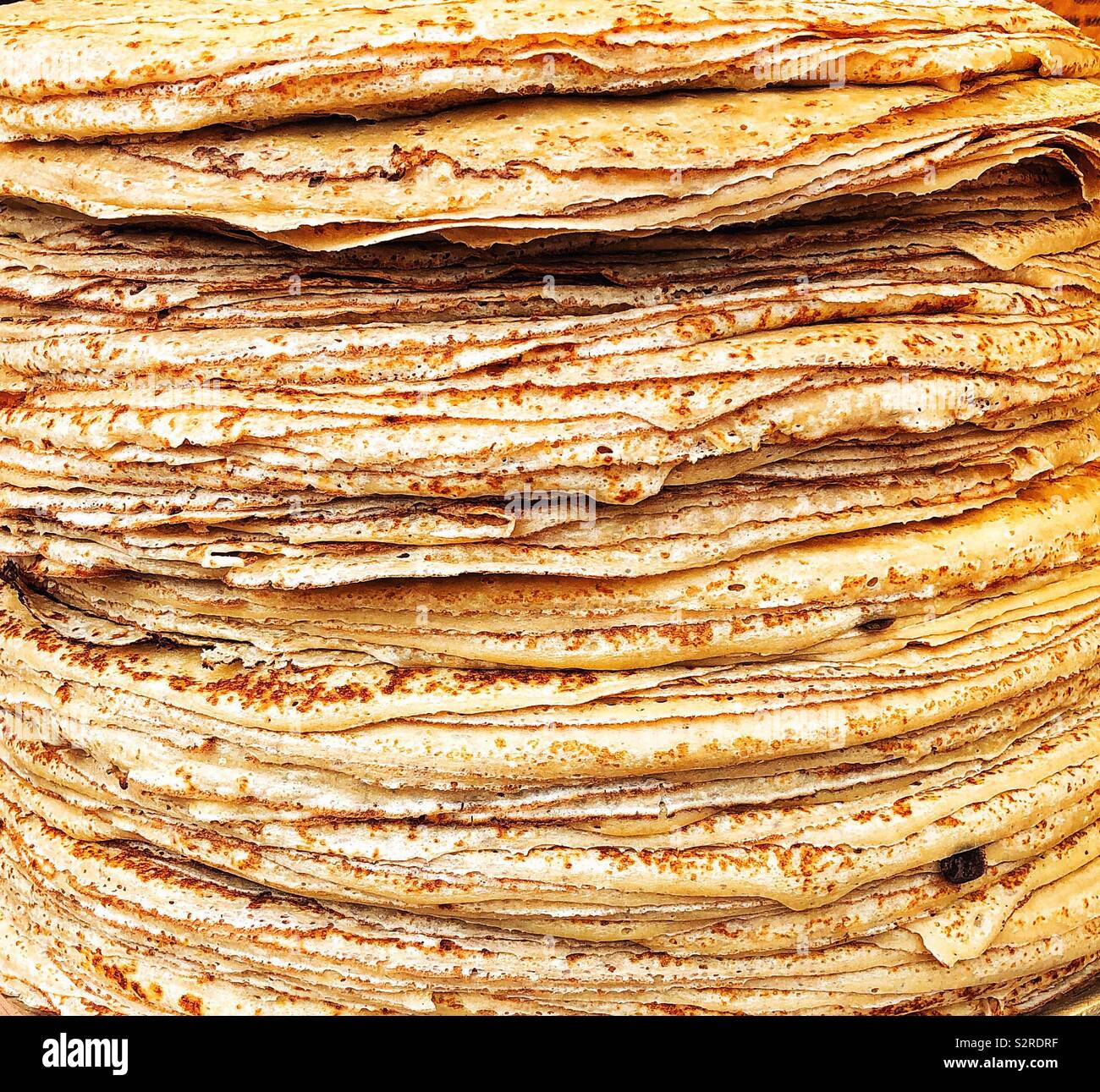 Riesig hohen Stapel von französischen Crêpes - Smartphone-aufgenommenes Stockfoto