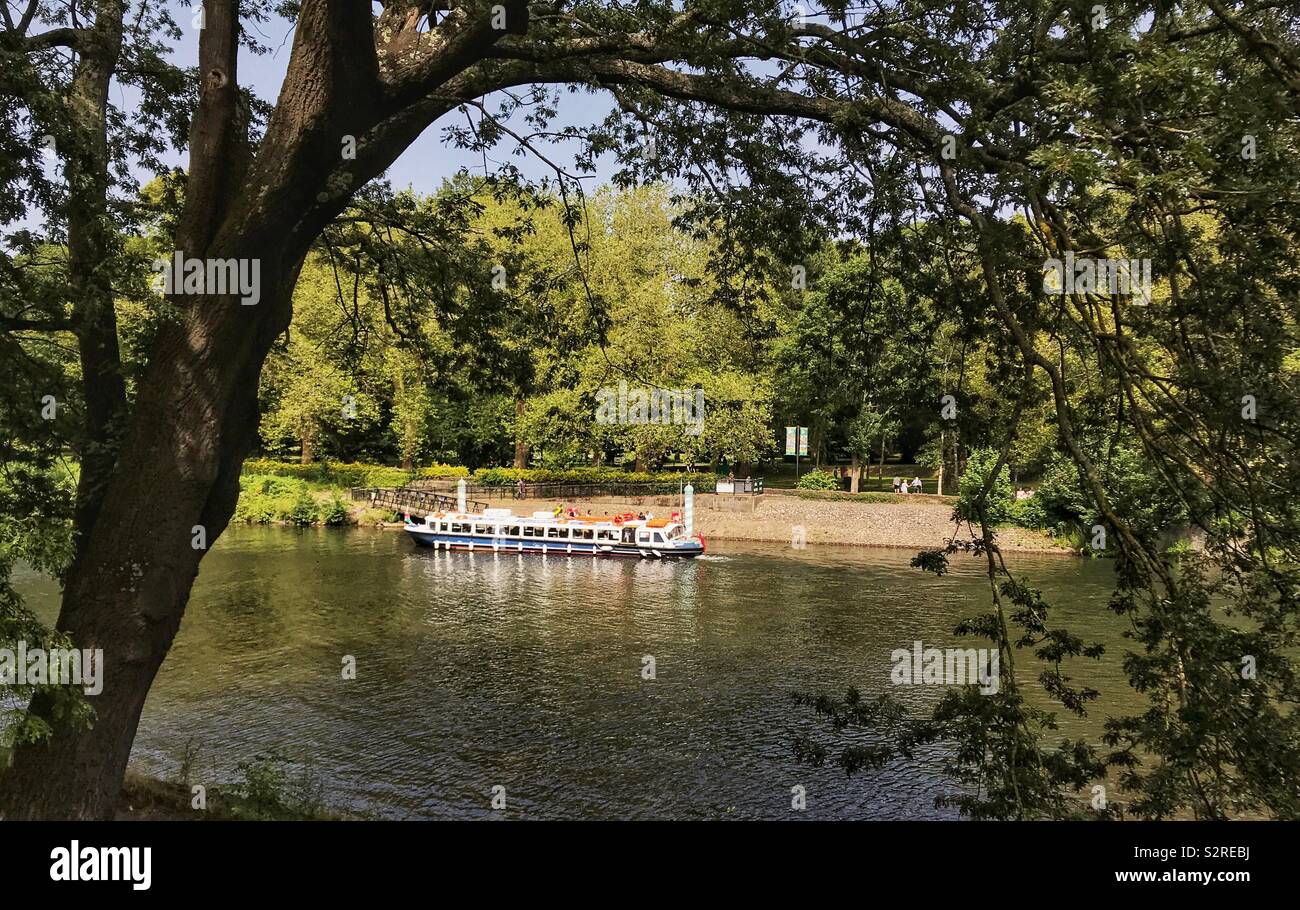Wassertaxi über den Fluss Taff in Cardiff herauf Leute an Bute Park in Cardiff City Centre. Die Fähre bringt Passagiere von und nach Cardiff Bay. - Smartphone-aufgenommenes Stockfoto