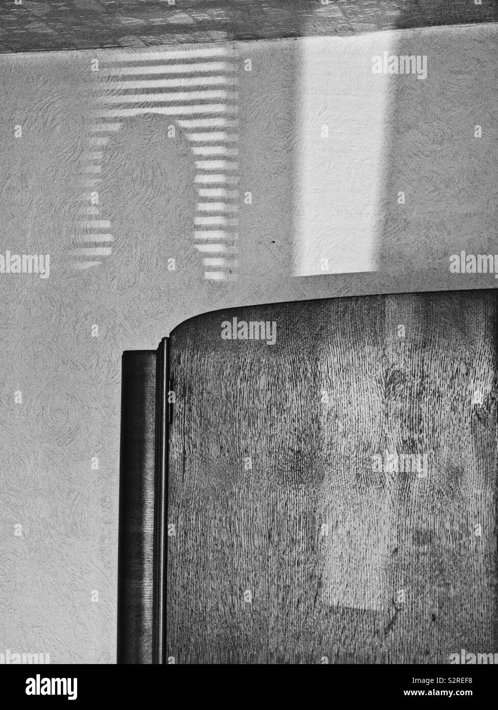 Schwarz-weiß-Bild des menschlichen auf der Wand der 70er Schlafzimmer Stockfoto