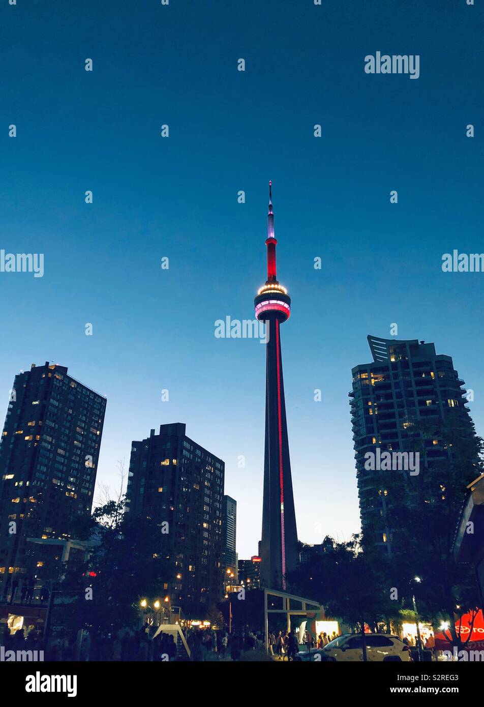 Toronto's Iconic CN Tower in der Abenddämmerung. Stockfoto