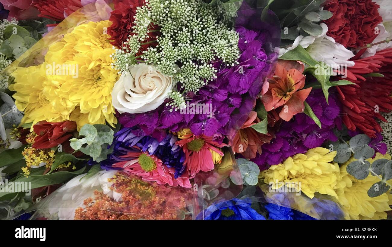 Detail von bunten Blumen, von oben gesehen, einschließlich Rosen, Chrysanthemen und Baby's Atem Stockfoto