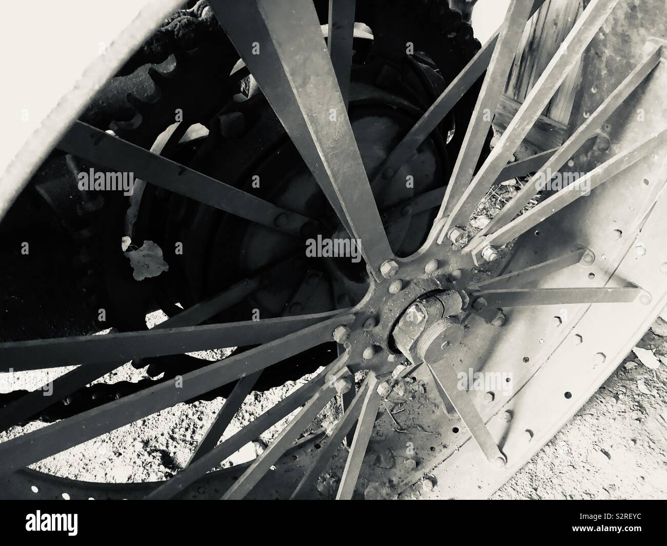 Eisen Rad von antiken Farm Equipment auf der Homestead Stockfoto