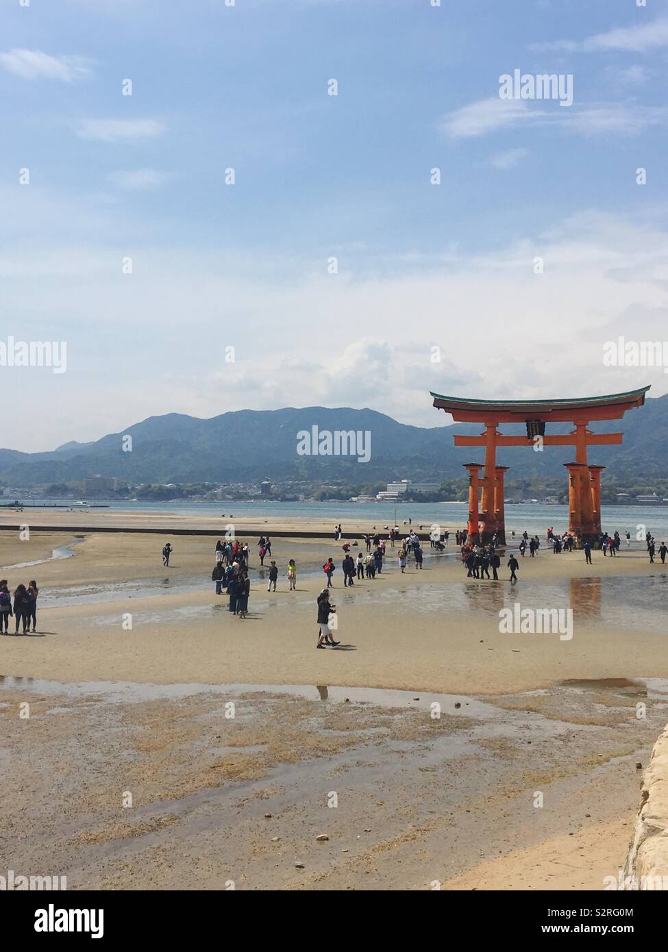 Itsukushima Torii Tor bei Ebbe Stockfoto