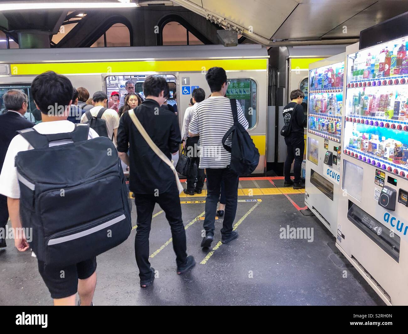 Pendler und Automaten in der Tokioter U-Bahn in Japan. Stockfoto