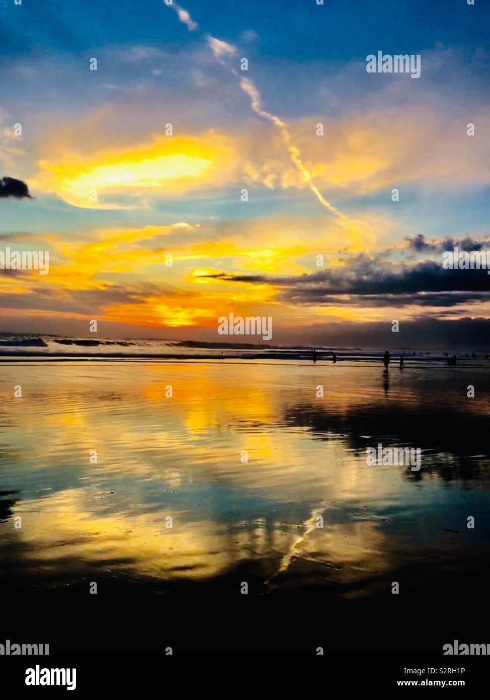 Reflexionen der Sonnenuntergang Himmel im Meer Stockfoto