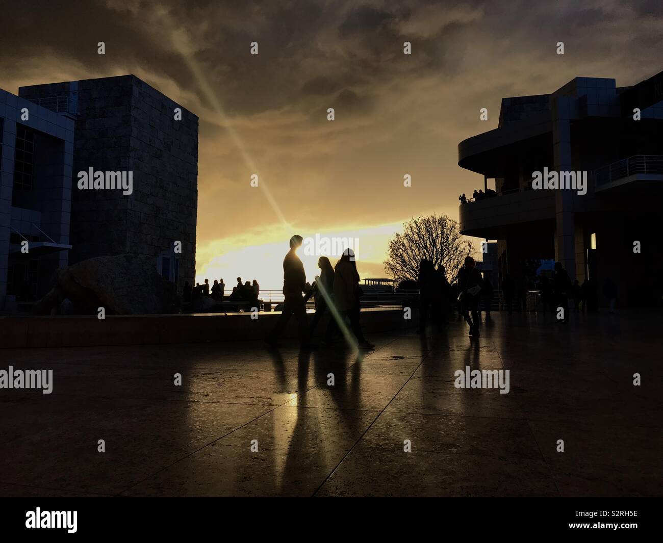 Sonnenuntergang am Getty Center in Los Angeles, CA nach dem Sturm. Stockfoto
