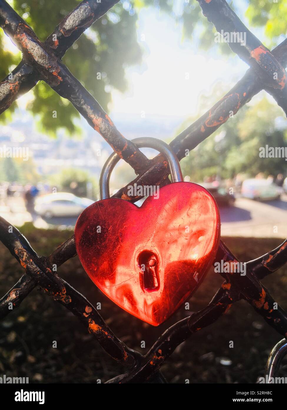 Mit einem Vorhängeschloss Herz in Paris. Stockfoto