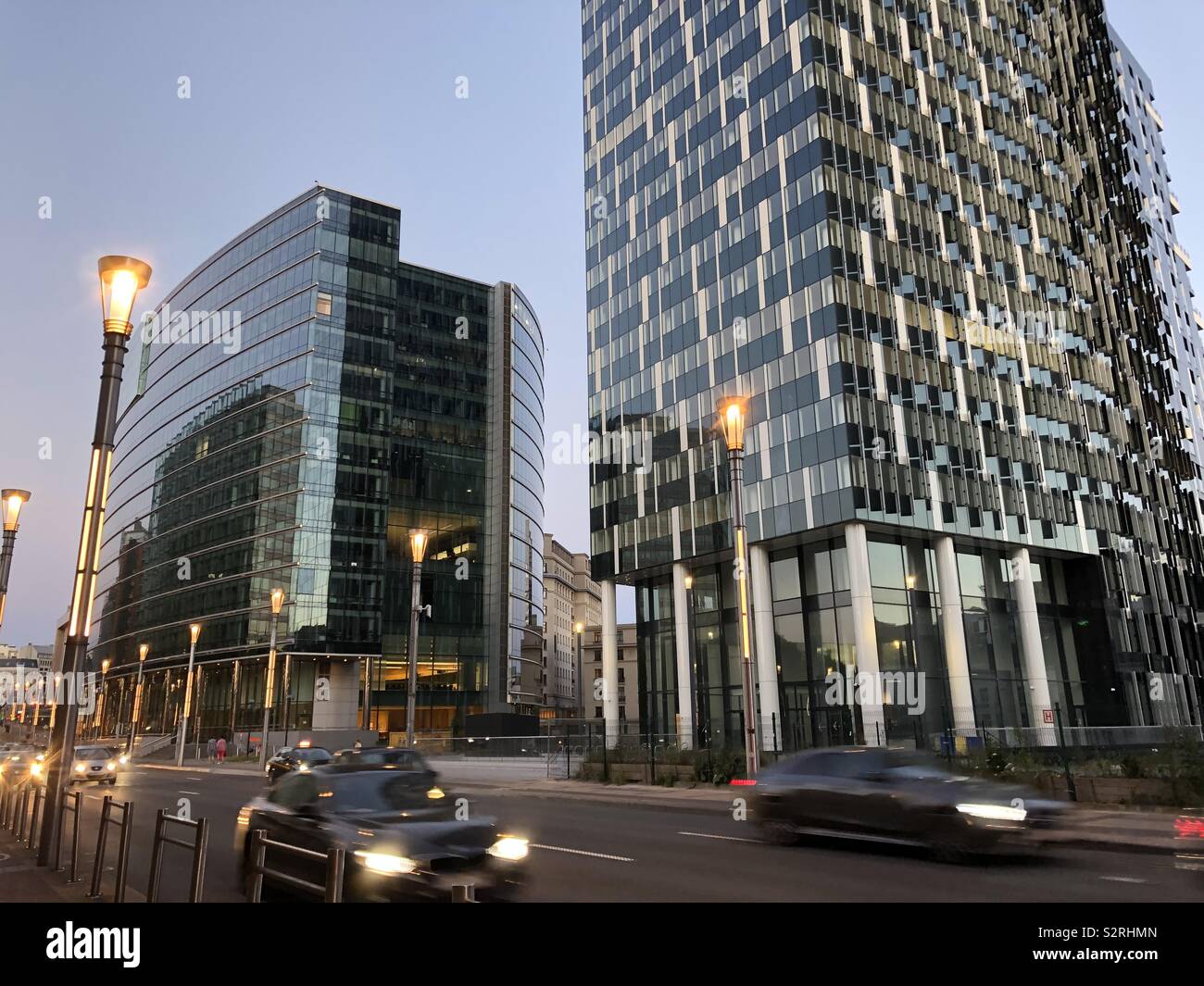 Autos fahren vorbei an der "Lex" und "The One" (rechts) Gebäude in der Rue de la Loi im europäischen Viertel von Brüssel, Belgien. Stockfoto