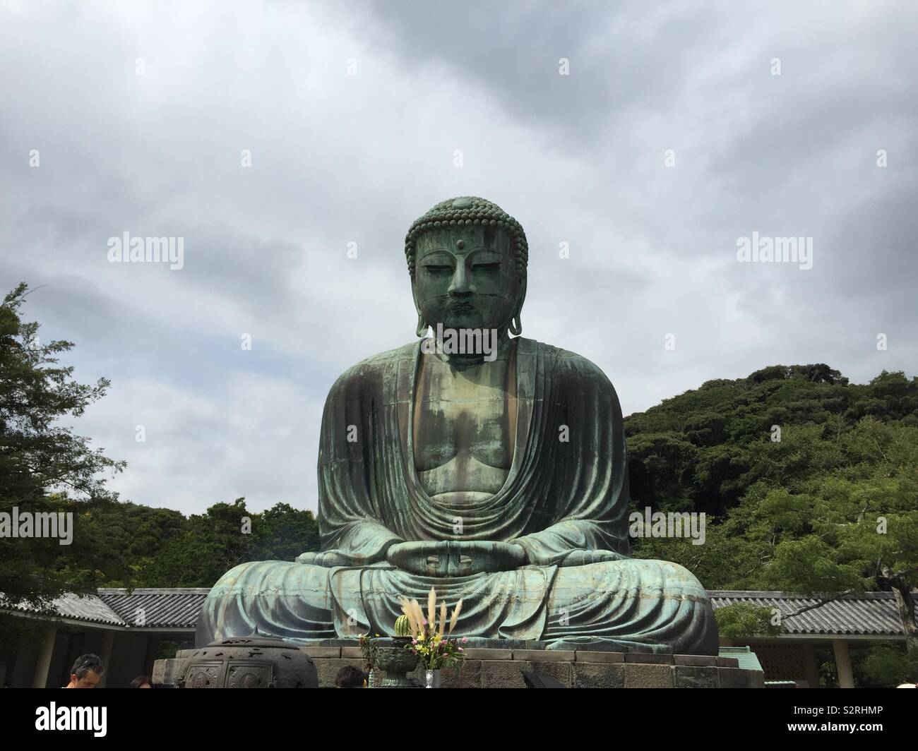 Großen Buddha in Kamakura, Japan, August 2016. Aus Bronze, gegossen im Jahre 1252 gemacht, die Statue war einmal geschützt, sondern hat in der offenen Luft seit dem 1500. Es ist die zweitgrößte in Japan. Stockfoto