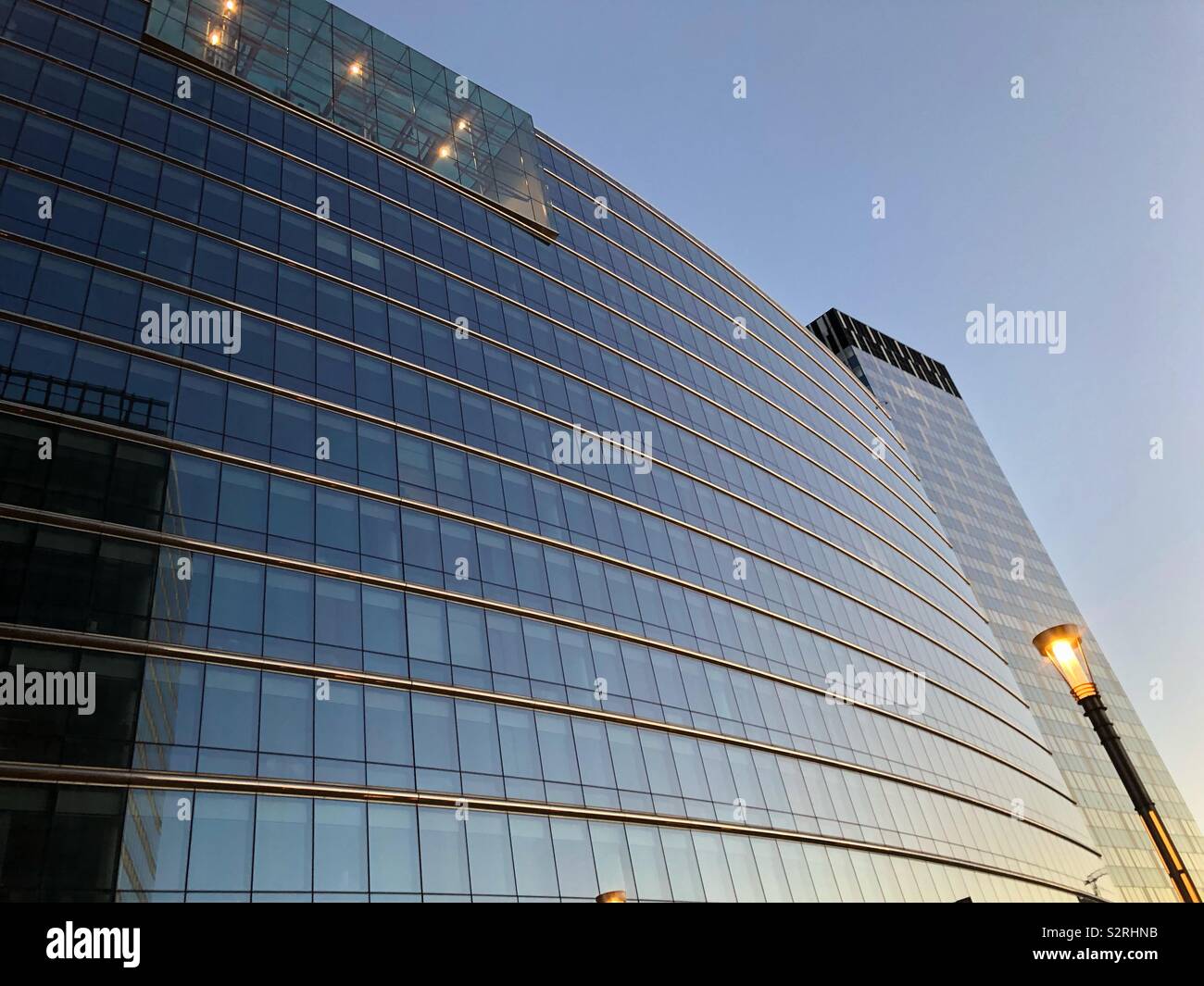 Abend Detailansicht der Glasfassade des LEX-Gebäudes, in dem die staatlichen Stellen in der Rue de la Loi im europäischen Viertel von Brüssel, Belgien. Stockfoto