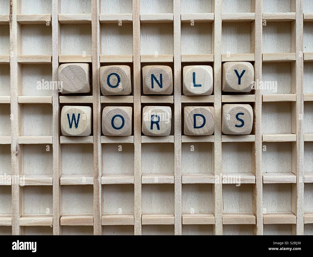 Nur Wörter Text mit einer Komposition aus Holz Würfel Würfel Buchstaben Stockfoto