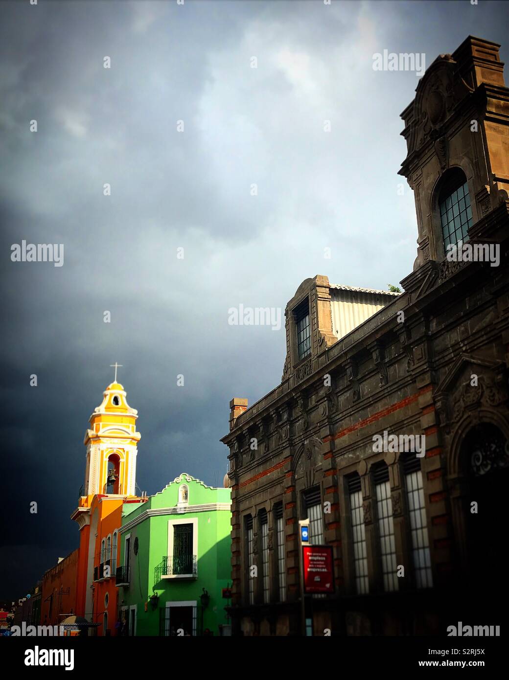Eine Kirche beleuchtet bei Sonnenuntergang in Puebla, Mexiko Stockfoto