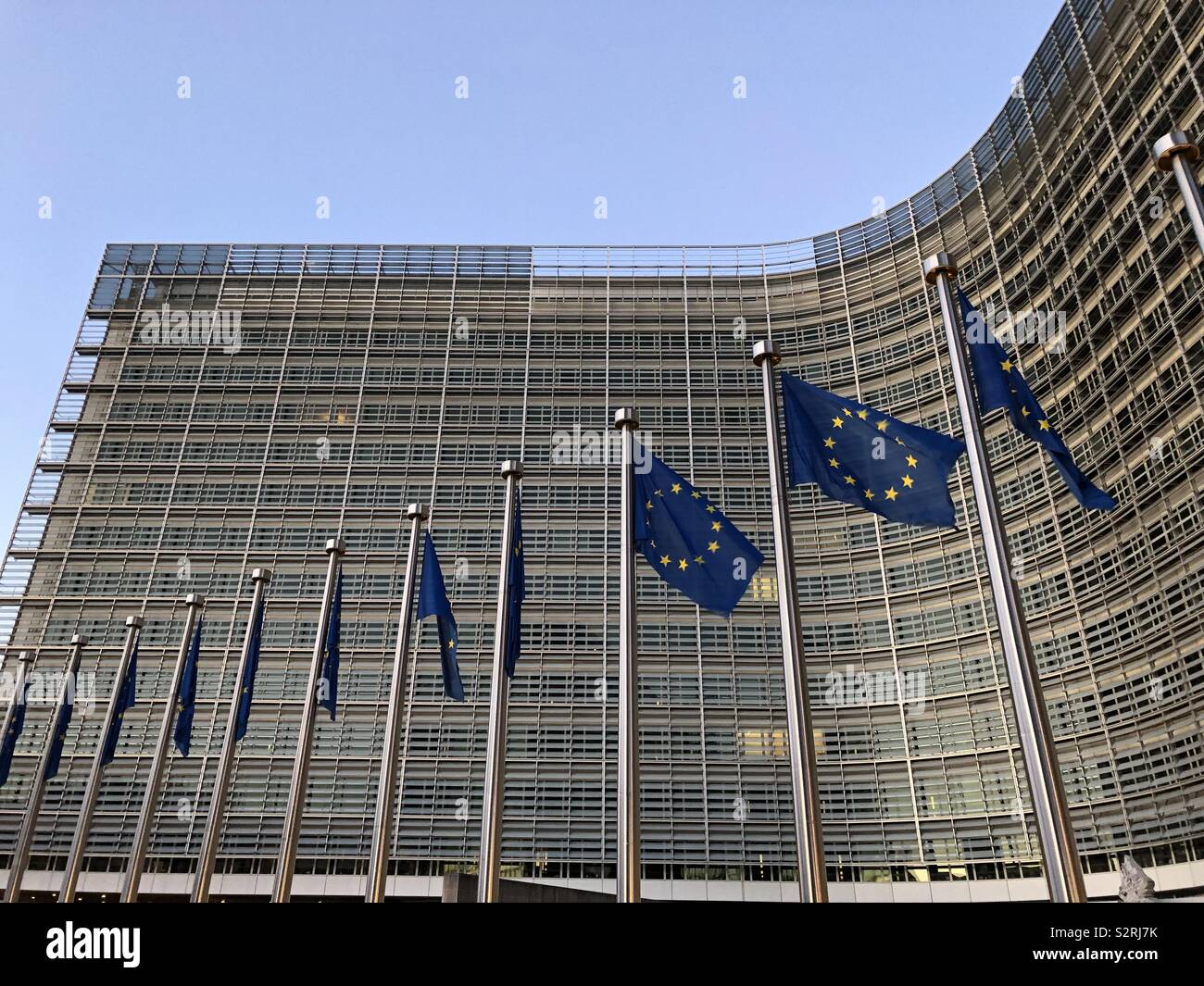 Europäische Kommission, Berlaymont Gebäude im Abendlicht mit der EU-Flaggen vor, Brüssel, Belgien. Stockfoto
