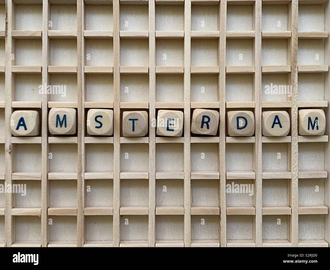 Amsterdam, Niederlande, Souvenir mit einer Komposition aus Holz Würfel Würfel Buchstaben - Smartphone-aufgenommenes Stockfoto