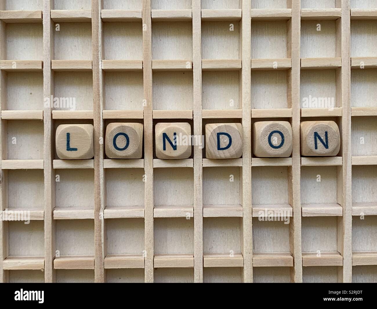 London, England, Souvenir mit Holz Würfel Würfel Buchstaben - Smartphone-aufgenommenes Stockfoto
