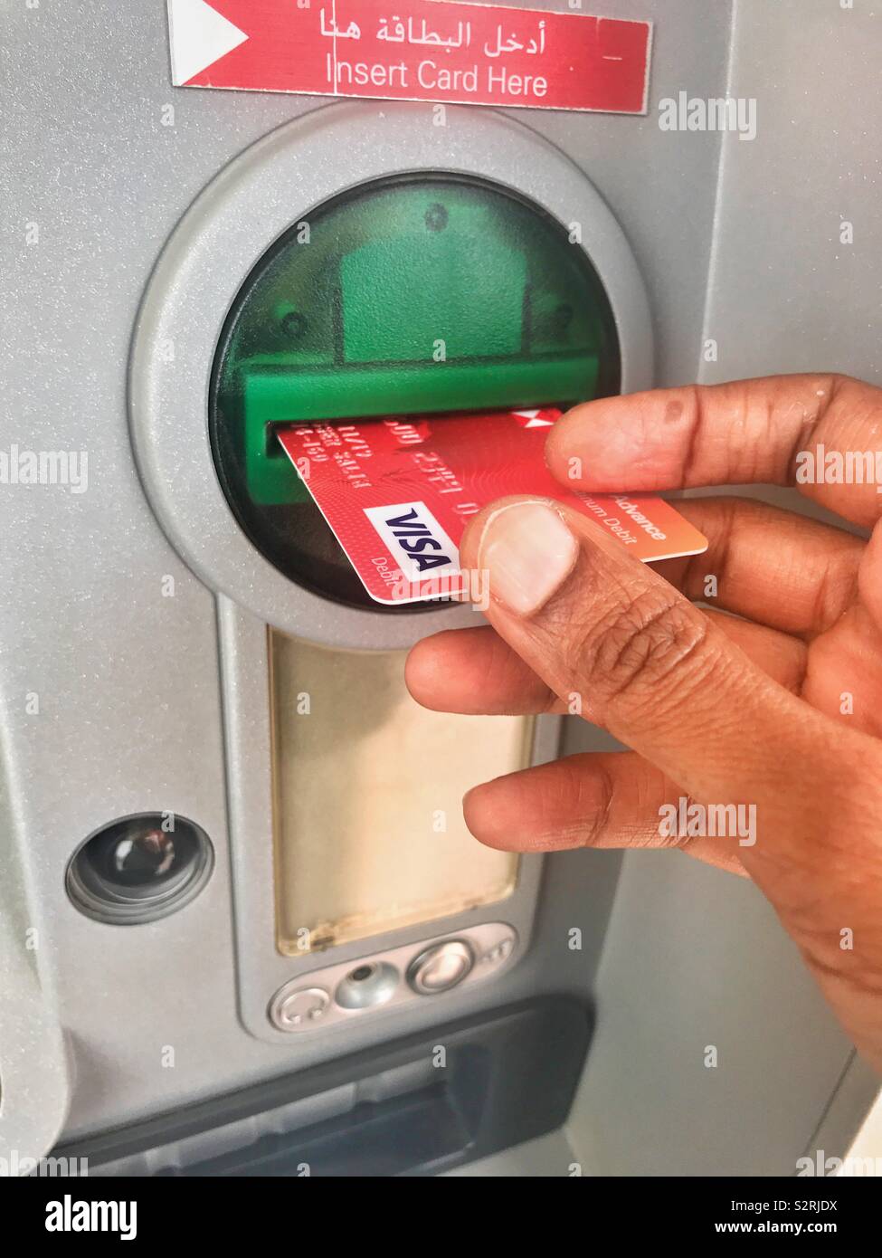 Automatische Geldautomat: Bargeld mit Kreditkarte Stockfoto