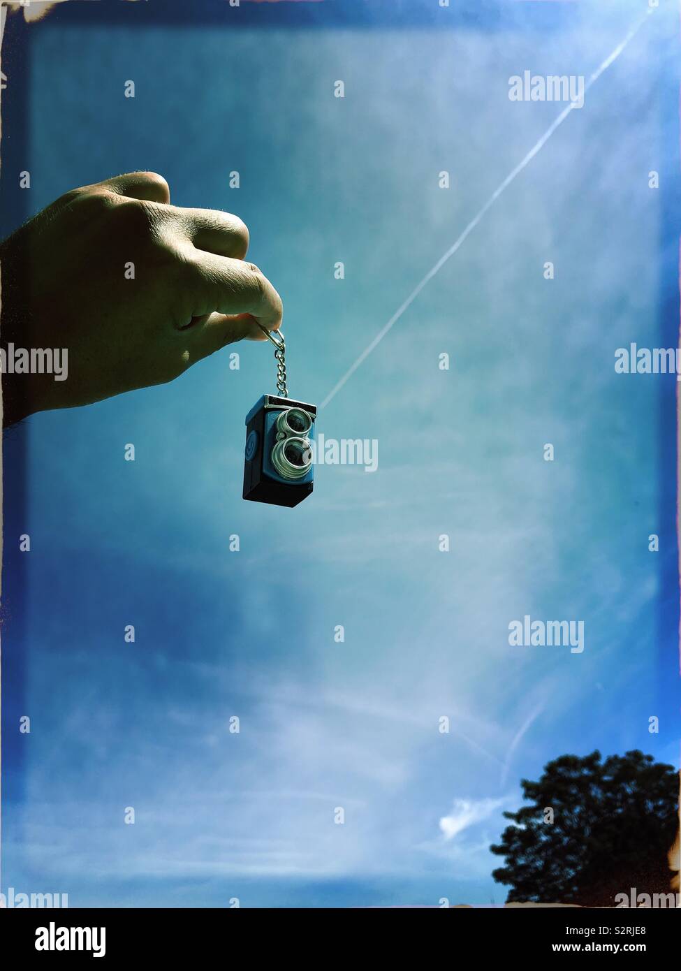 Mann hält ein Spielzeug analoge tlr Kamera Stockfoto
