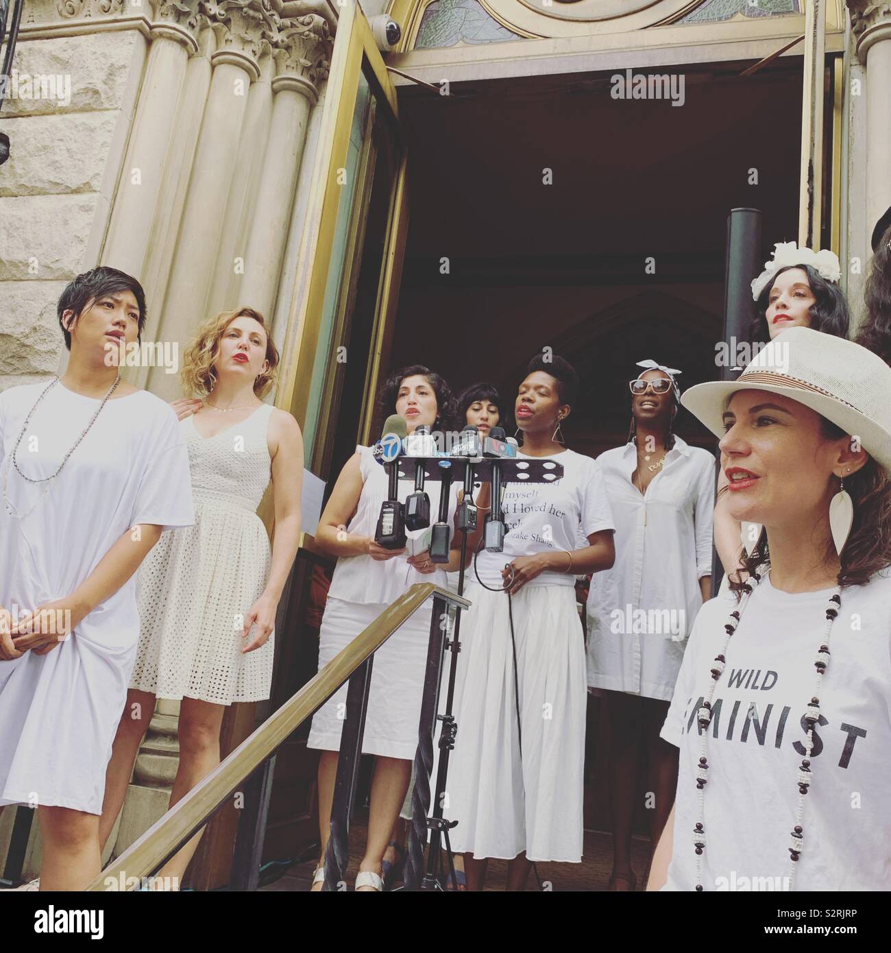 Juli 2, 2019. Frauen, die in einem Chor singen in der Nähe der Camps Rallye, Nahen Stiftskirche, Manhattan, New York City, New York, United States. - Smartphone-aufgenommenes Stockfoto
