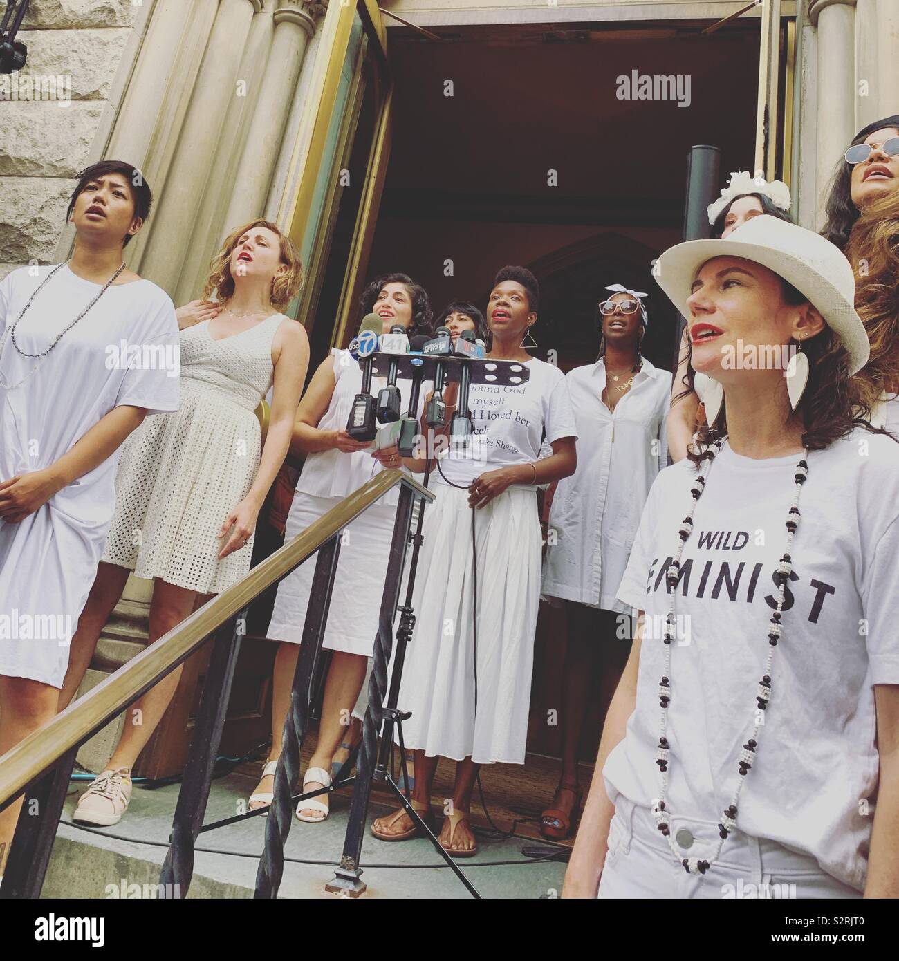 Juli 2, 2019. Frauen, die in einem Chor singen in der Nähe der Camps Rallye, Nahen Stiftskirche, Manhattan, New York City, New York, United States. Stockfoto