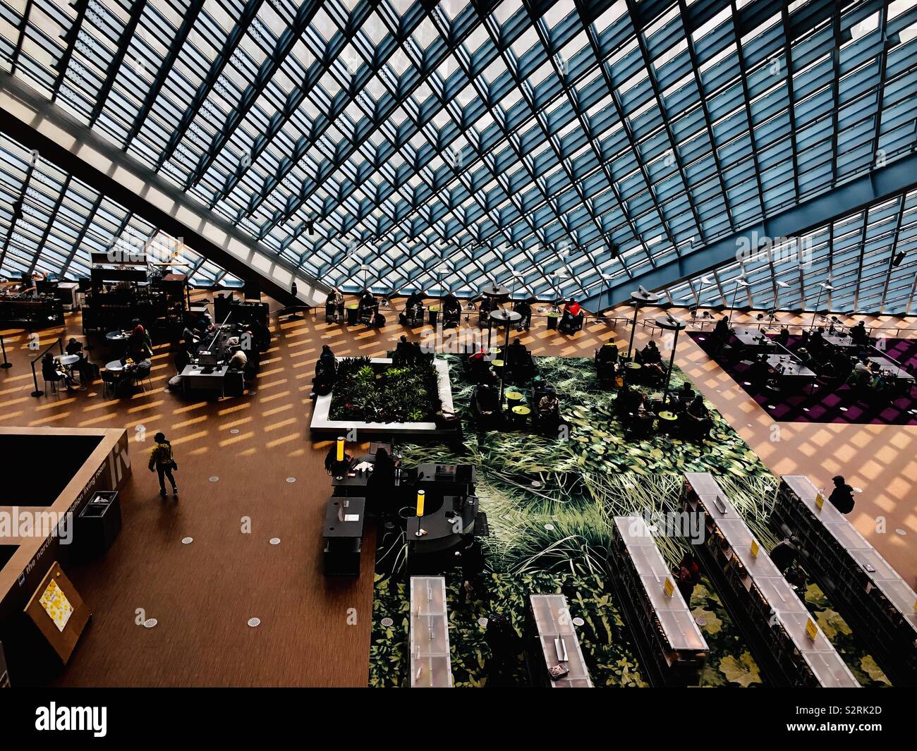 Schönes, modernes Design von Seattles Innenstadt Öffentliche Bibliothek von Rem Koolhaas ist beliebt bei Bewohnern und Touristen. - Smartphone-aufgenommenes Stockfoto