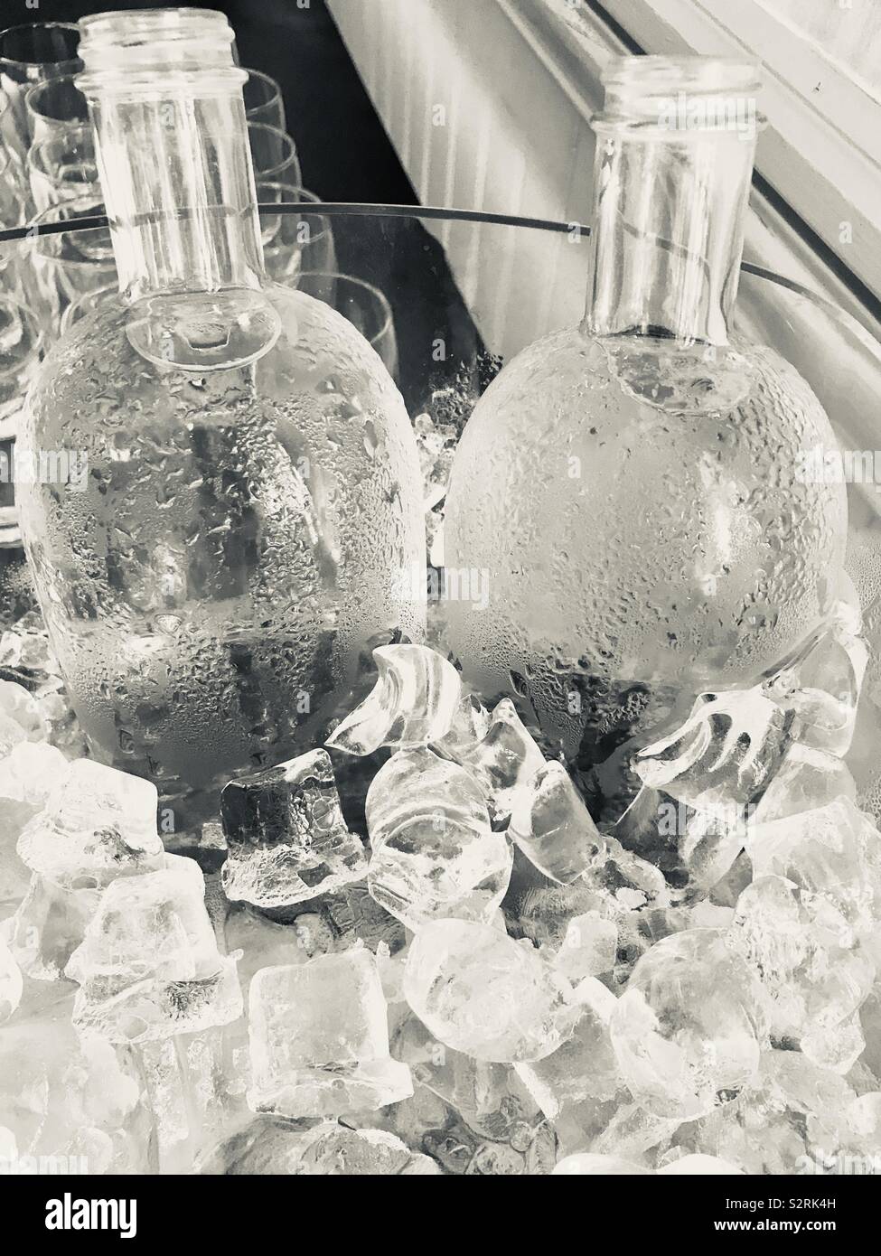 Flaschen Wasser in Eis Stockfoto