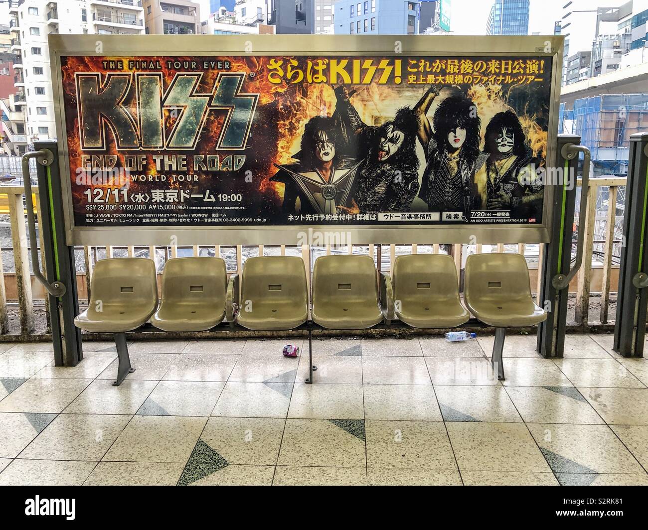Werbung für die World Tour der Band KISS in Tokio, Japan. Die Tour ist Kuss am Ende der Straße genannt. - Smartphone-aufgenommenes Stockfoto