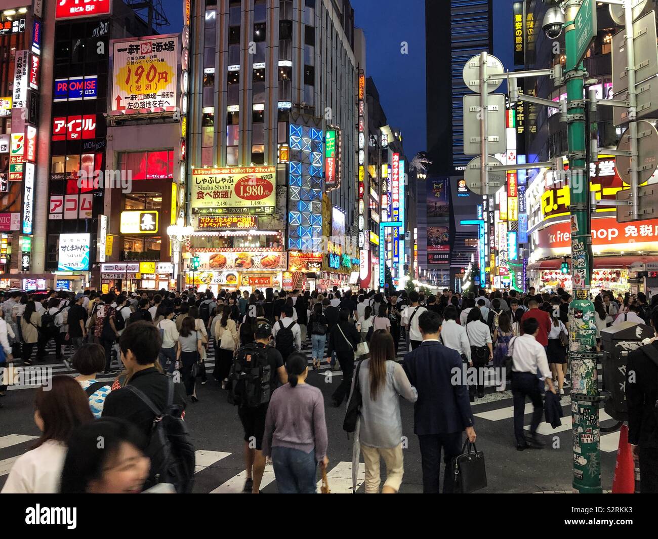 Menschen Überqueren der Straße in Shinjuku, Tokyo, Japan. Stockfoto