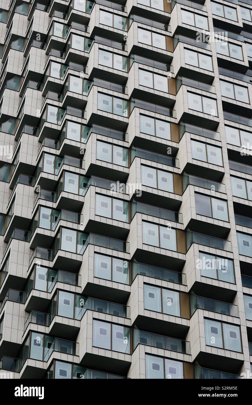 London, Großbritannien - 5. Juli 2019: Hunderte von neuen Wolkenkratzers Wohnungen im Bau in Canary Wharf. - Smartphone-aufgenommenes Stockfoto