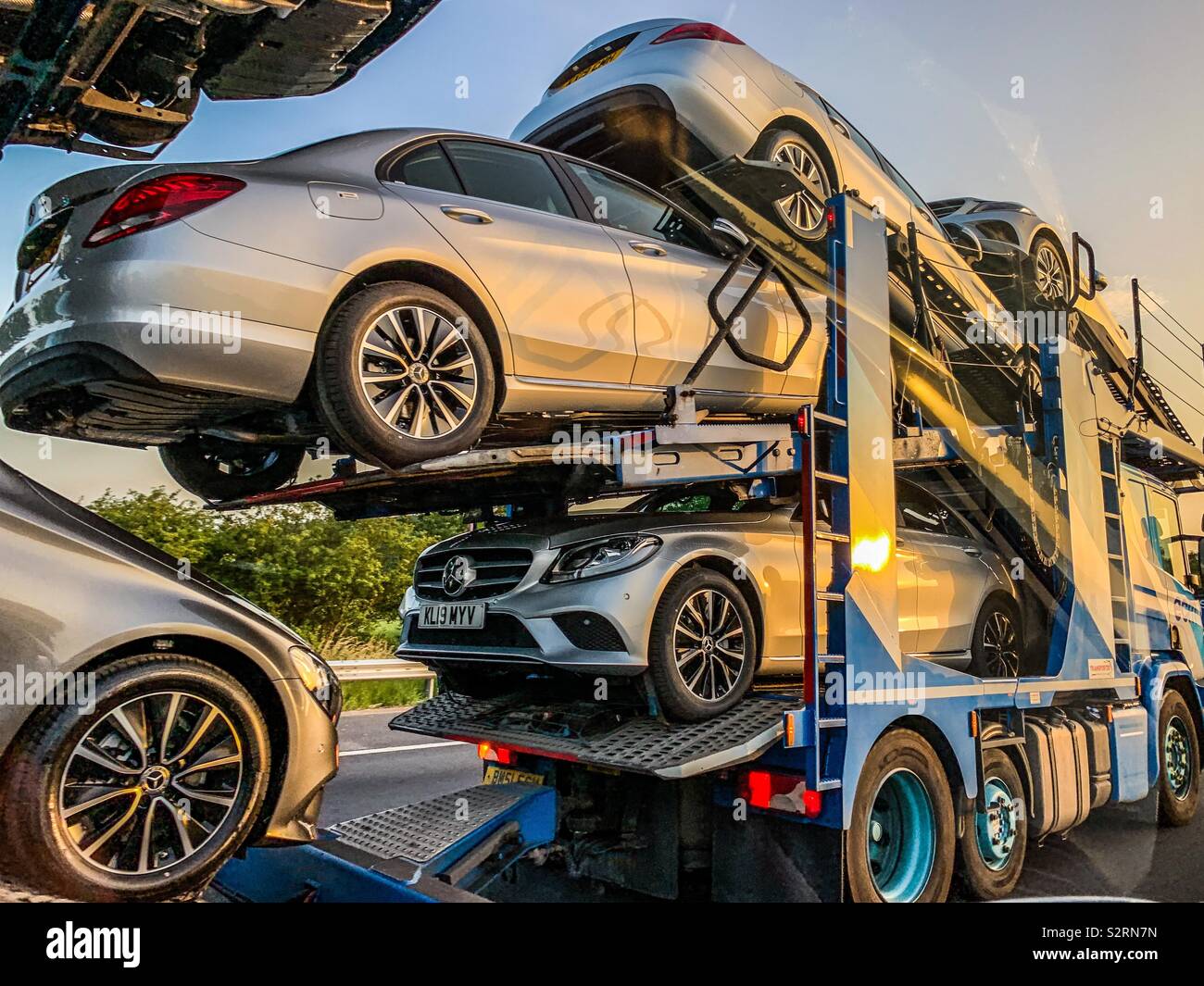 Autotransporter mit Mercedes Benz Neuwagen Stockfoto