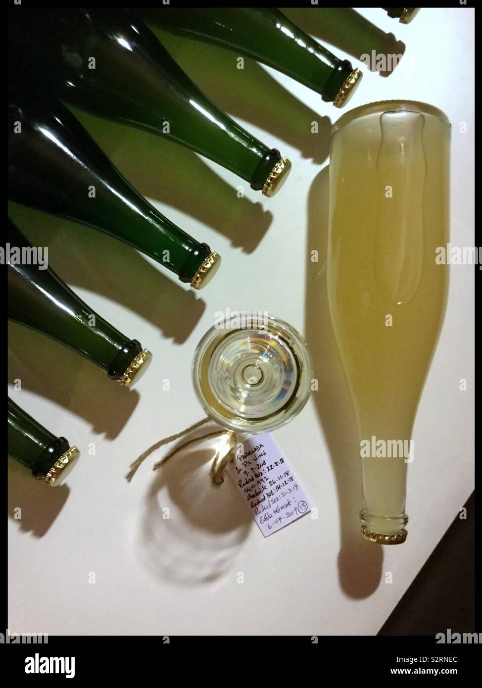 Flasche gären Parellada base Wein Schaumwein, Katalonien, Spanien zu machen. - Smartphone-aufgenommenes Stockfoto