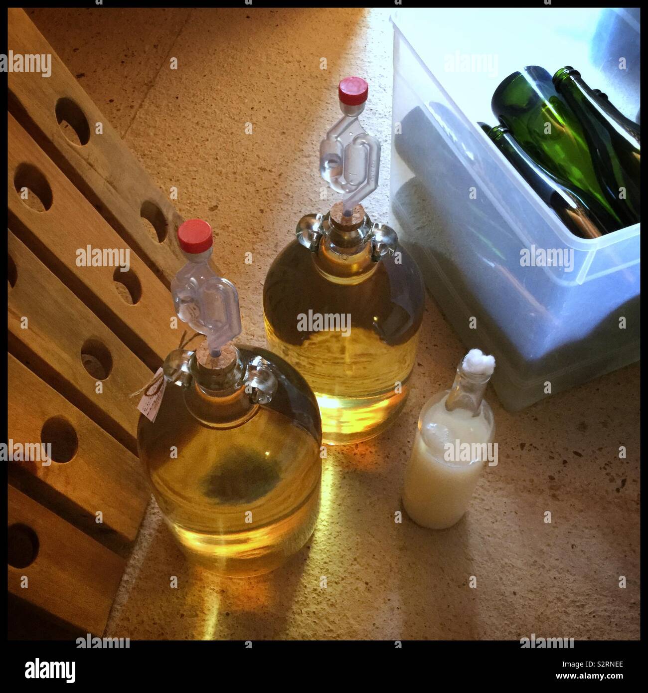 Flasche gären Parellada base Wein Schaumwein, Katalonien, Spanien zu machen. - Smartphone-aufgenommenes Stockfoto