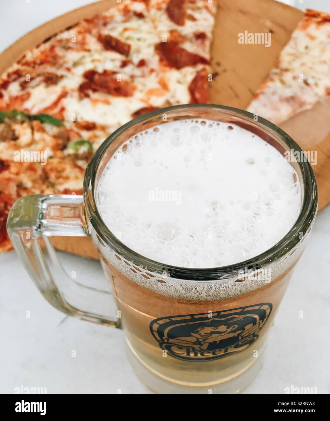 Bier und pizza Stockfoto