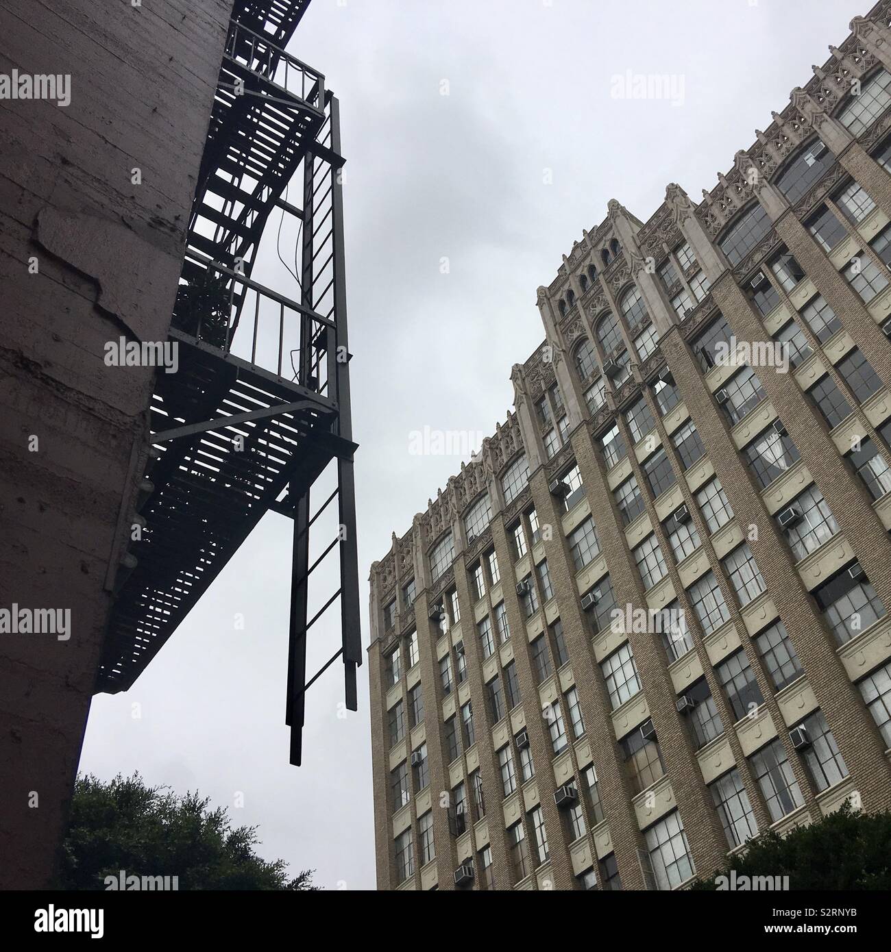 LOS ANGELES, Ca, May 2019: Blick auf alte Gebäude in der Nähe des 7. und Los Angeles Straßen im historischen Kern der Stadt. Farbe. Notausgang im Vordergrund Stockfoto