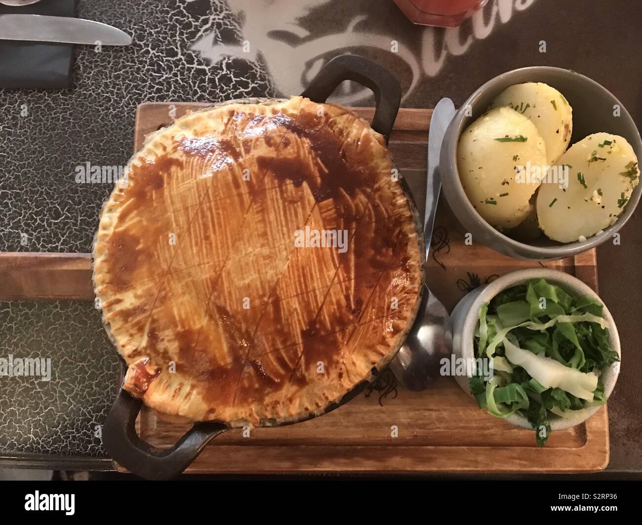 Huhn, Schinken hock und Gemüse Kuchen mit Kohl und Kartoffeln. - Smartphone-aufgenommenes Stockfoto