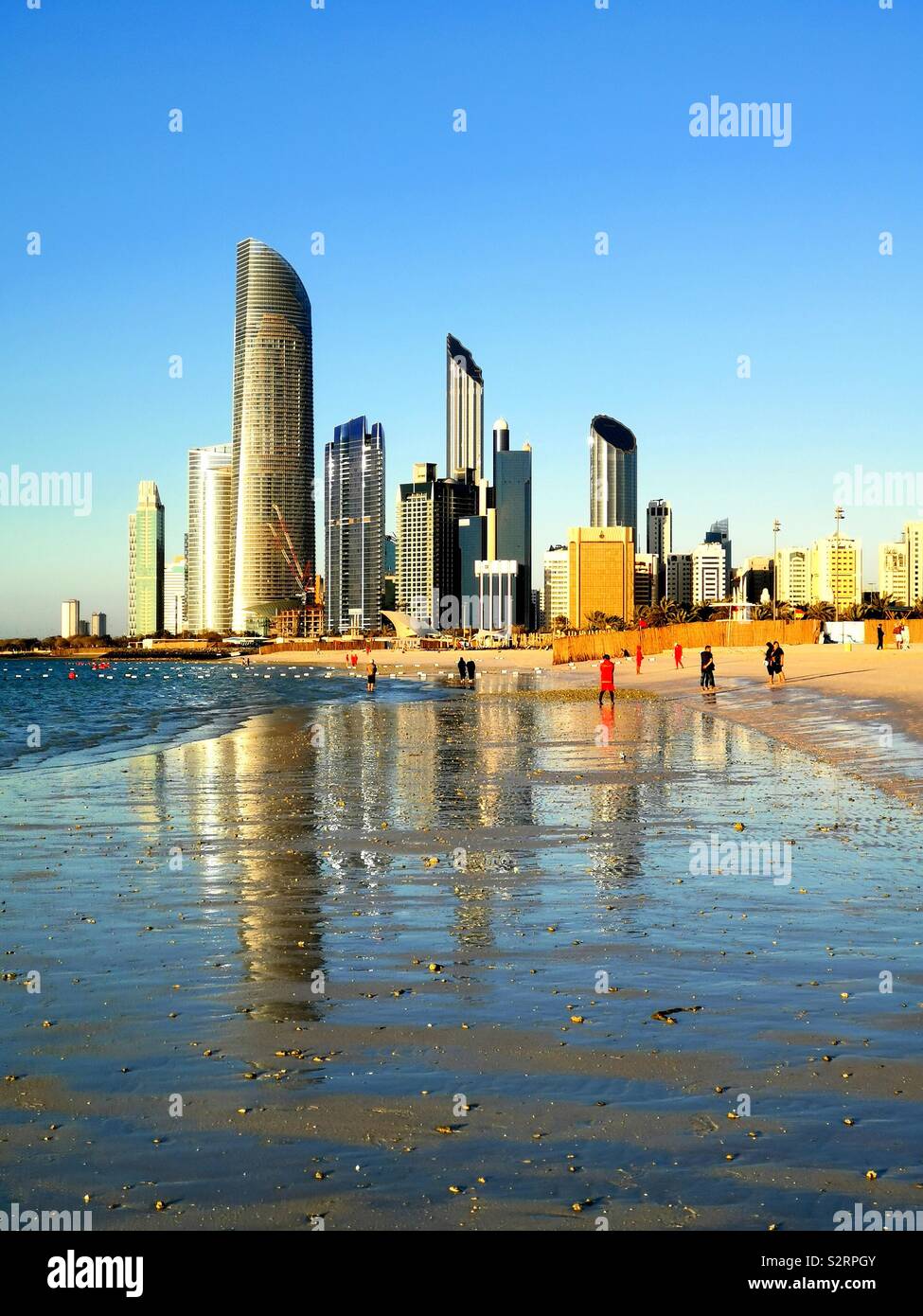 Der schöne Strand von Abu Dhabi. - Smartphone-aufgenommenes Stockfoto