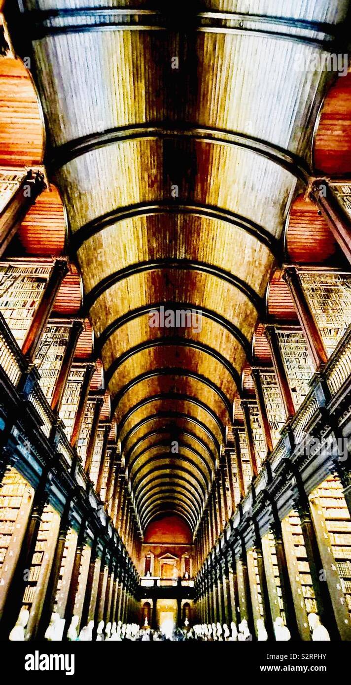 Die langen Raum in der alten Bibliothek des Trinity College in Dublin. Stockfoto