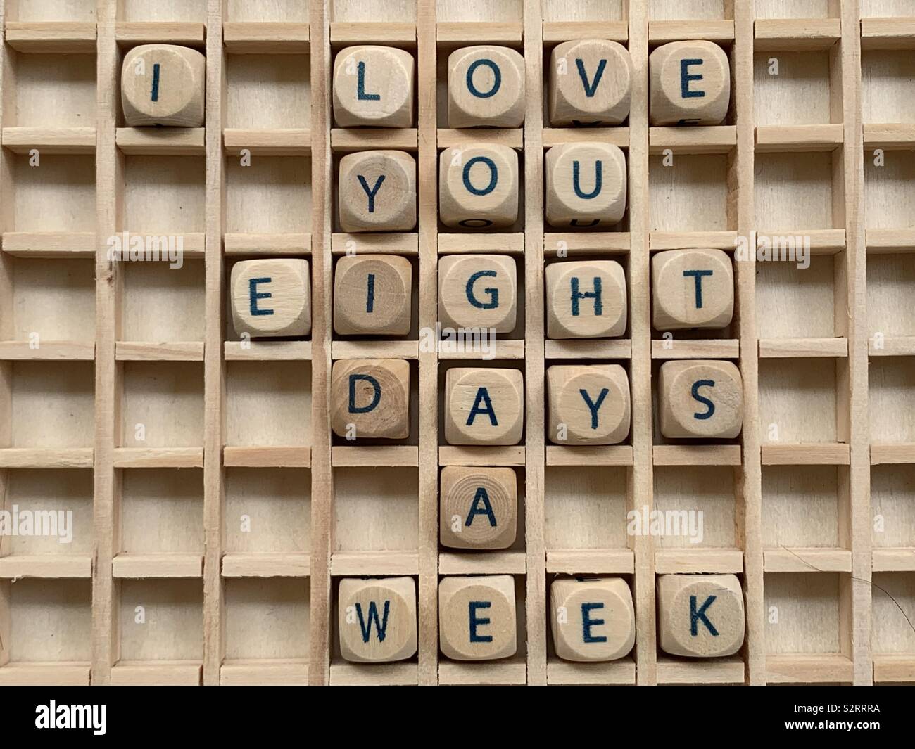 Ich liebe dich 8 Tage in der Woche, Erklärung besteht aus Holz Würfel Würfel Buchstaben - Smartphone-aufgenommenes Stockfoto